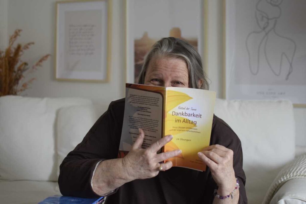 Eva Laspas - kokett mit Buch